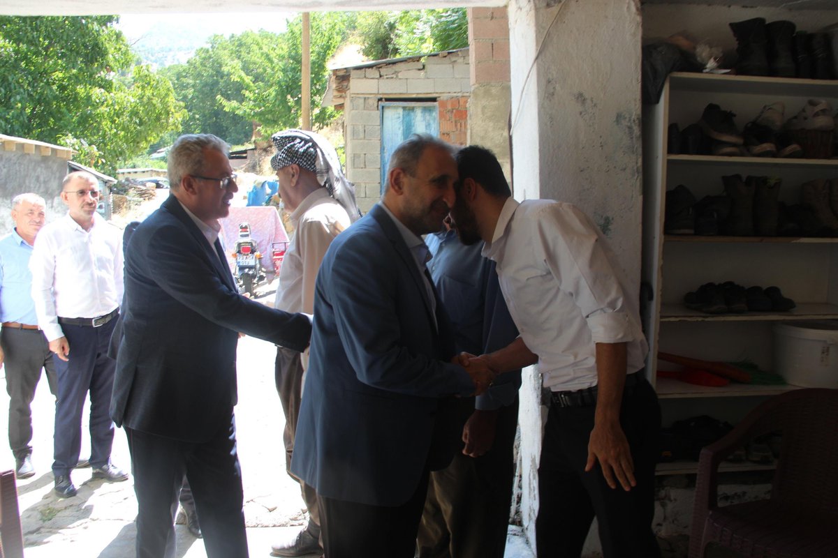 HudaParSirnak's tweet photo. Milletvekilimiz Sayın Şehzade Demir, Şırnak Beytüşşebap ilçemize bağlı Taşarası köyünün kanaat önderlerinden Mehmet Ecer’i ve köy muhtarı Serhat Eceri ziyaret etti. Nazik misafirperverlikleri ve samimi ev sahipliği için kendilerine teşekkür ederiz. https://t.co/G2Nxmi4R1u