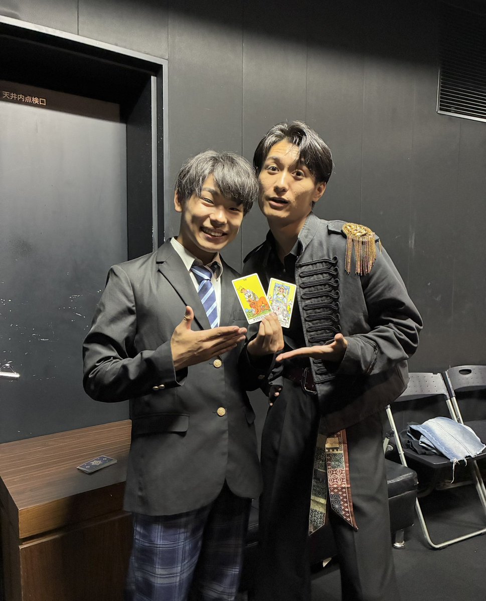 tanaharu_des's tweet photo. 今日は新宿ReNYでうるくんと2人でのライブでした🎤煽りも楽しかった！

そして嬉しいことに占い男子さんの@uradan_kakeru に占ってもらい冷静に理性を保てとのことです！意識して気をつけようと思います🔮
#新宿ReNY
#KIRAMEKIPRINCE
#占い男子 https://t.co/kvstaIA2s3
