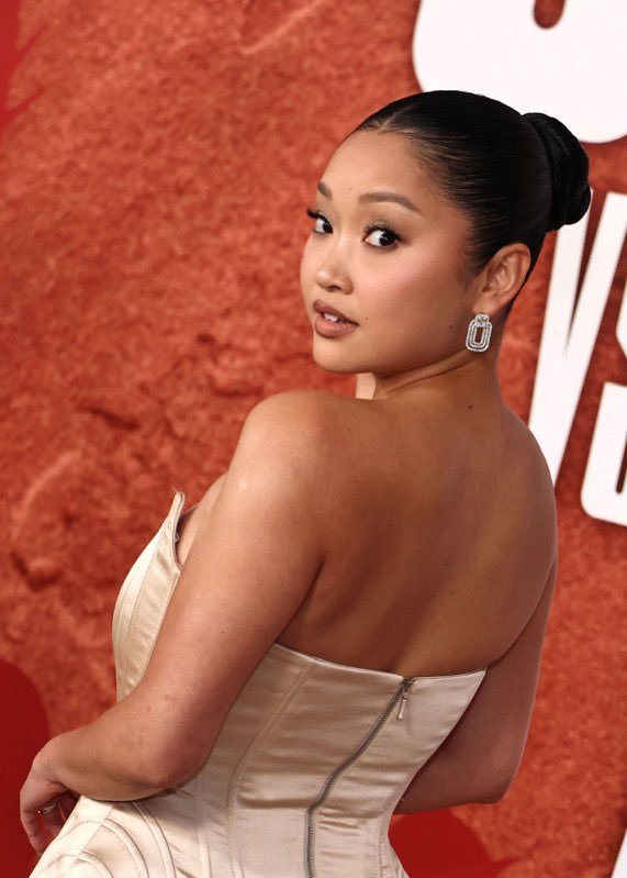 Ladiesman4796's tweet photo. Lana Condor at the Coyote vs Acme premiere. 😍😍😍 https://t.co/Rg6P4Iipyb