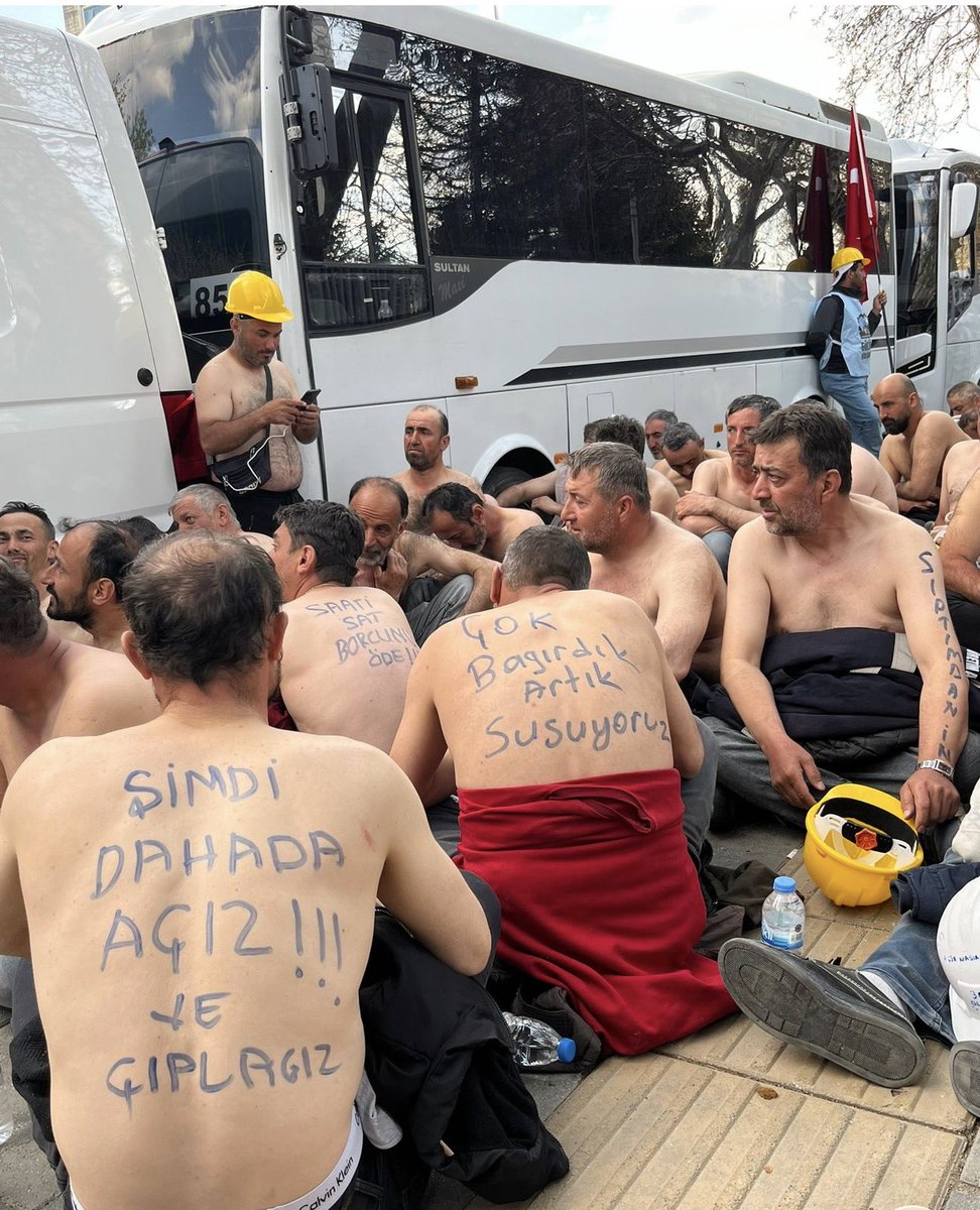 posttmodern's tweet photo. — Günlerdir haklarını almak için Enerji Bakanlığı önünde direnen madencilerin alacakları, hesaplarına yatmaya başladı. https://t.co/ecuON59bP9
