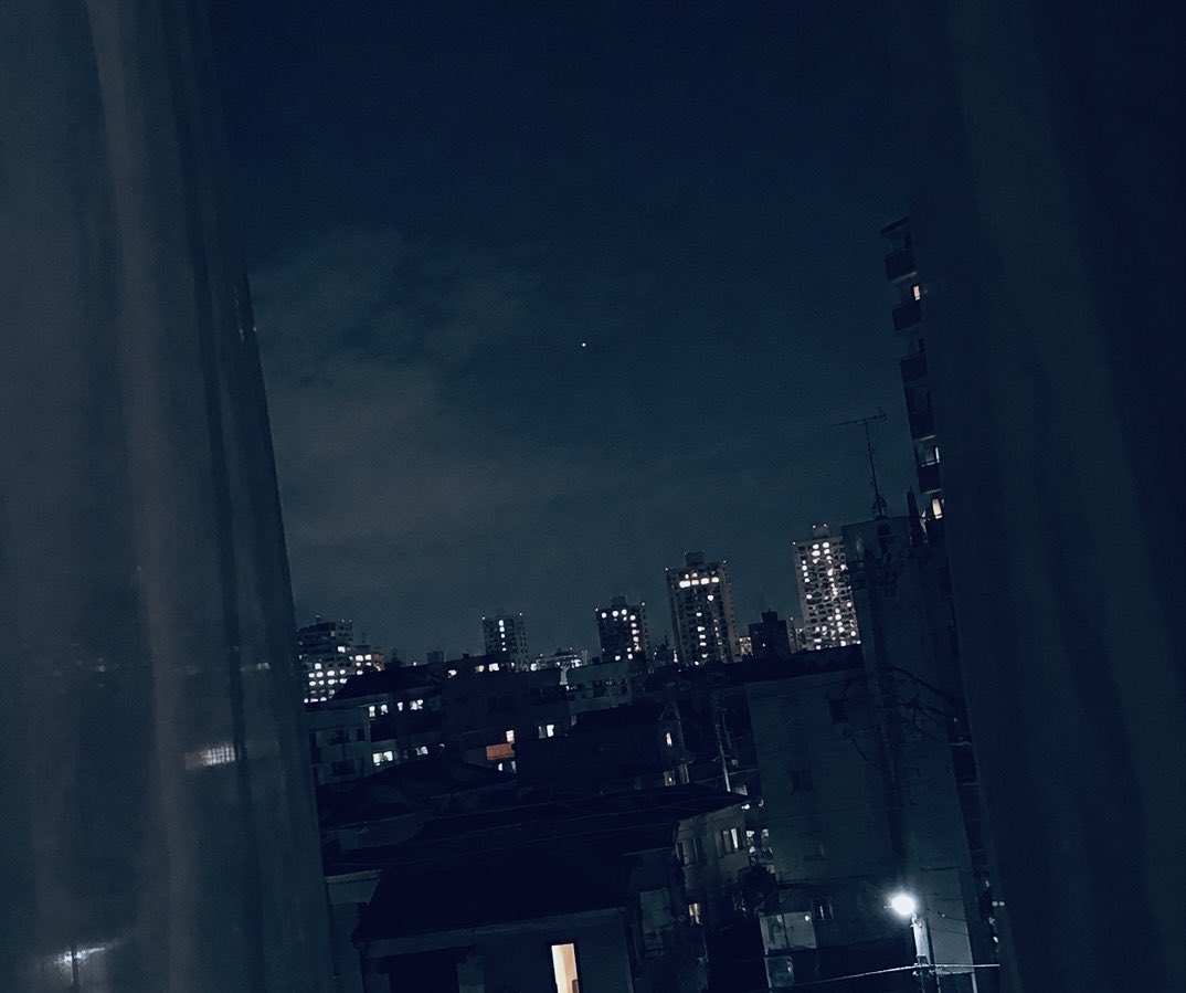 hibanaEMBER's tweet photo. 寝ようと思ってたのに、窓の外でなんか光った気がしてずっと見てる。

気のせいだったのかな。
でももう一回くらい光りそうな気がする。

— HIBANA ❊  ́͏̖- https://t.co/JBjPedJTNt
