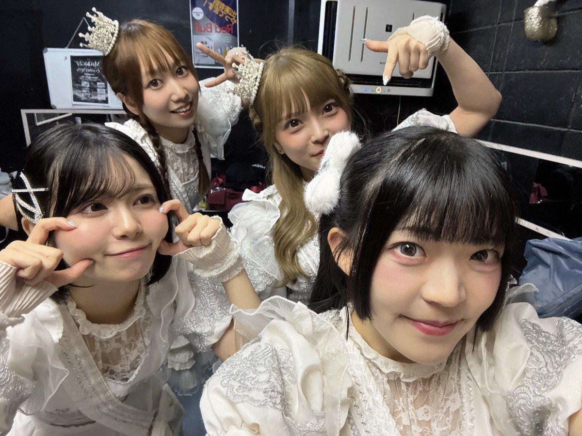 clancrown_'s tweet photo. 👑 Thanks & NEXT LIVE 👑

本日の〚MIDNIGHT COMPASS〛FANJ twiceへお越しいただいた皆さま、ありがとうございました👼🎶

🎀━━━━━━━━━━━━━🎀

明日はCLANCROWN定期公演❕️
クラクラ４人で会場にてお待ちしております🫶

🫧CLANCROWN定期公演 🫧
　　『CLANS PARTY』

　　【チケット発売中】
　　https://t.co/VqLLN3dOBk
🗓️2026年8月28日(金)
 📍OSAKA RUIDO 
⏰️開場⏩️18:30 / 開演⏩️19:00
 🎟️前売 ¥2,000 / 当日 ¥2,500 
▰▰▰▰▰▰▰▰▰▰▰▰▰▰▰
18:30〜開場
19:00〜19:30 にゃんらゔ♡
19:30〜20:00 わんみゅーず！
20:00〜20:30 CLANCROWN
20:40〜21:40 終演後特典会
▰▰▰▰▰▰▰▰▰▰▰▰▰▰▰
#CLANCROWN
#クラクラ
#クラクライブ

🩵💛本日のクラクラ❤💚