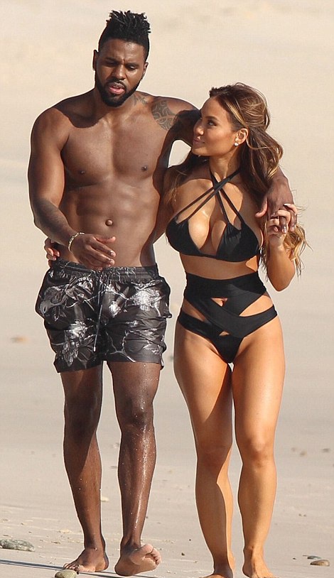ItxTommy07's tweet photo. Jason Derulo and Daphne Joy enjoying a relaxed beach stroll together in Mexico. https://t.co/rk7rWHz11p