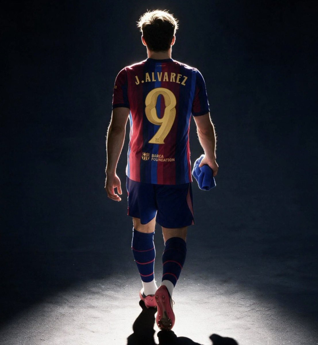 MundoDespectivo's tweet photo. Y si todo el Camp Nou en el minuto 9 canta el nombre de JULIAN ALVAREZ en muestra de apoyo al chaval que está pasándolo mal por querer vestir estos colores? 💙❤️ https://t.co/LHzv0tz19R