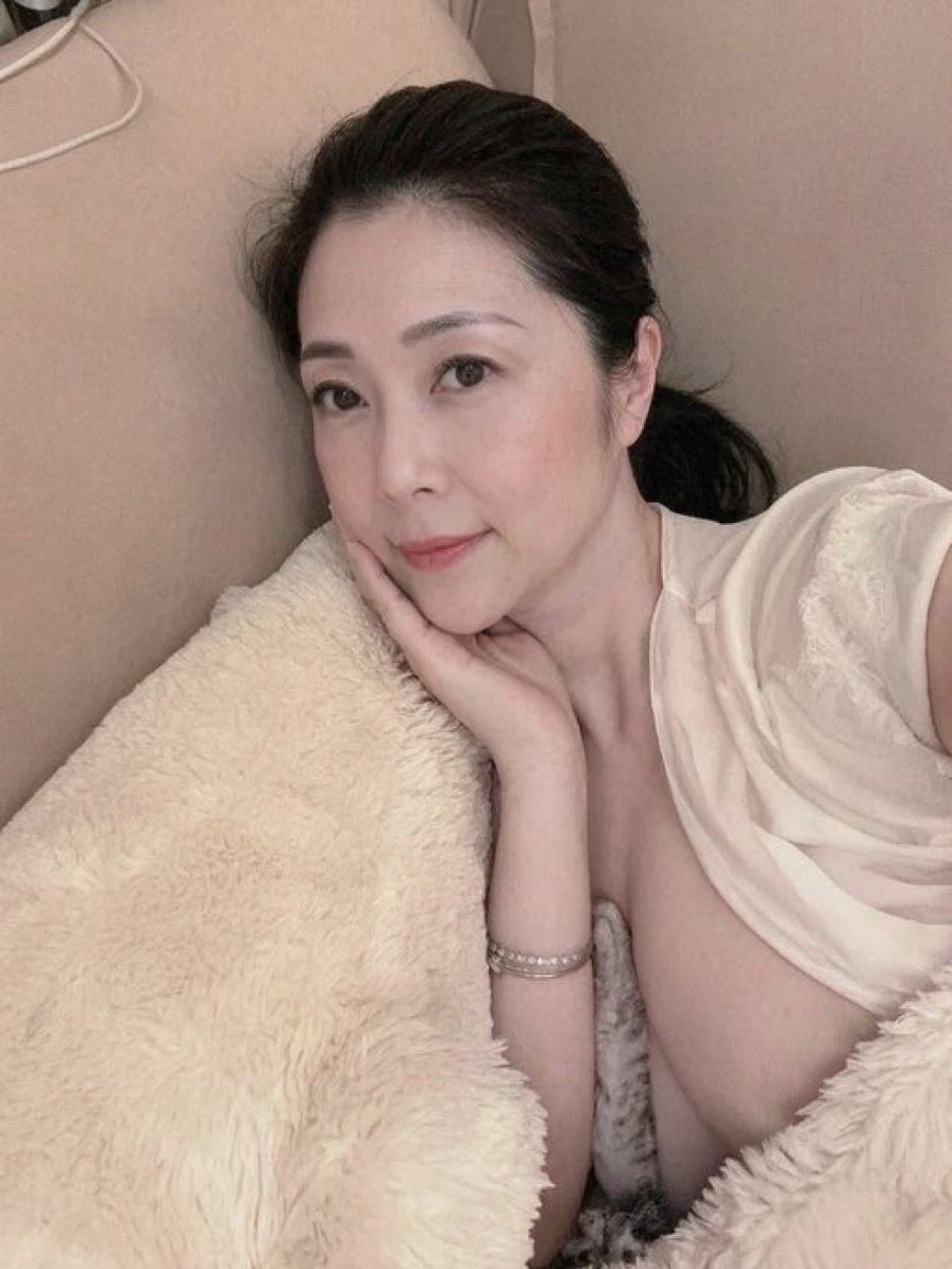 AmyJacksonmsf1's tweet photo. 喜不喜欢妈妈的大骚奶，奶死你这条贱狗
#反差 #调教 #妈妈 #自拍 #大胸 #意淫 https://t.co/lmpLTsoHBi