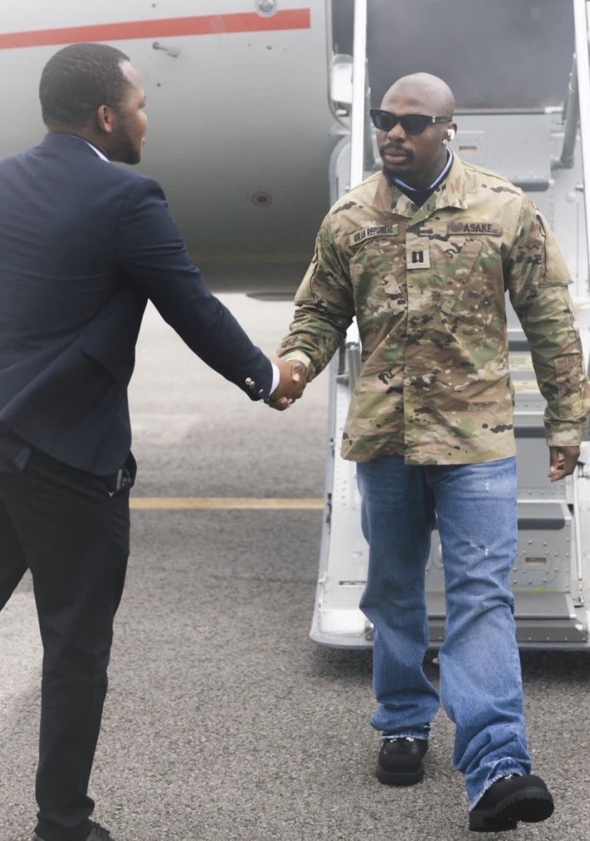Georgewove01's tweet photo. Baba go join USA military so them go give ham passport 😂💔 https://t.co/jegAX7RPXk