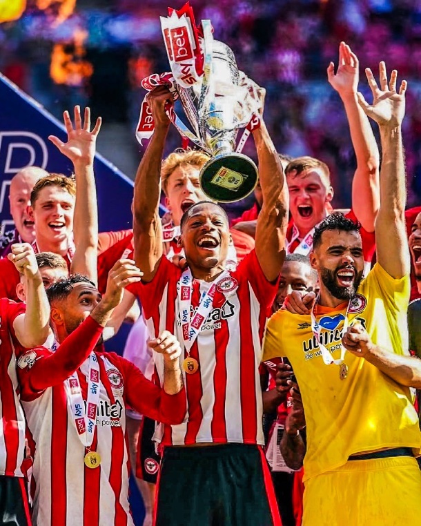 eurofootcom's tweet photo. 🇯🇲❤️ Ethan Pinnock (33) was at Brentford for 7 years, making 216 appearances. He helped them gain promotion to the Premier League in the 2021-21 season. 👏 

Now, he has joined Coventry City... "Ethan is a Brentford LEGEND!", says director Phil Giles. ✨ https://t.co/hZk9yaxWDO
