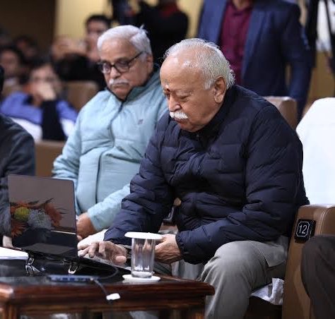 ArvindSinghUp's tweet photo. संघ प्रमुख श्री मोहन भागवत की  अमेरिका, कनाडा और ब्रिटेन यात्रा,  संघ के 100वें वर्ष के वैश्विक आउटरीच कार्यक्रम का हिस्सा है। 

विभिन्न प्रवासी संघों और संगठनों के निमंत्रण पर वे इस यात्रा पर हैं।

मोहन भागवत का यह दौरा मुख्य रूप से तीन देशों में आयोजित कार��यक्रमों पर केंद्रित है:

#पहला_पड़ाव - न्यूयॉर्क, अमेरिका : वे 29 अगस्त न्यूयॉर्क के प्रसिद्ध मैडिसन स्क्वायर गार्डन में आयोजित 'यूनिवर्सल वननेस सेलिब्रेशन' में 5,000 से अधिक भारतीय-अमेरिकियों को संबोधित करेंगे।

#दूसरा_पड़ाव - टोरंटो, कनाडा : 31 अगस्त 2026 वे टोरंटो पहुंचेंगे। पिछले 20 वर्षों में किसी संघ प्रमुख की यह पहली कनाडा यात्रा है। यहाँ वे 'कम्युनिटी लीडरशिप प्रोग्राम' में हिस्सा लेंगे और भारतीय प्रवासियों के नेतृत्वकर्ताओं से संवाद करेंगे।

#तीसरा_पड़ाव - लंदन, ब्रिटेन : अपनी यात्रा के आखिरी चरण में वे 2 सितंबर को वे लंदन में ‘कम्युनिटी लीडरशिप प्रोग्राम्स’ और ब्रिटेन के स्थानीय हिंदू संगठनों व स्वयंसेवकों के साथ शताब्दी वर���ष से जुड़े कार्यक्रमों में हिस्सा लेंगे।

इस वैश्विक दौरे के तीन मुख्य #उद्देश्य हैं:

#पहला : भारत, हिंदू समाज और (RSS) के बारे में दुनिया के सामने एक तथ्यात्मक और सकारात्मक दृष्टिकोण रखना।

#दूसरा : पूरी दुनिया को एक परिवार मानने के भारत के पारंपरिक विचार और वैश्विक सद्भाव के संदेश को अंतरराष्ट्रीय मंच पर फैलाना।

#तीसरा : वैश्विक स्तर पर भारत, हिंदू समाज या संघ के खिलाफ फैली गलतफहमियों और दुष्प्रचार का जवाब देना।

नोट : इस कार्यक्रम में भारतीय प्रवासियों के अलावा मुख्यधारा के विदेशी नागरिक, डॉक्टर्स, प्रोफेसर्स, शिक्षक और बिजनेसमैन भी शामिल हो रहे हैं.