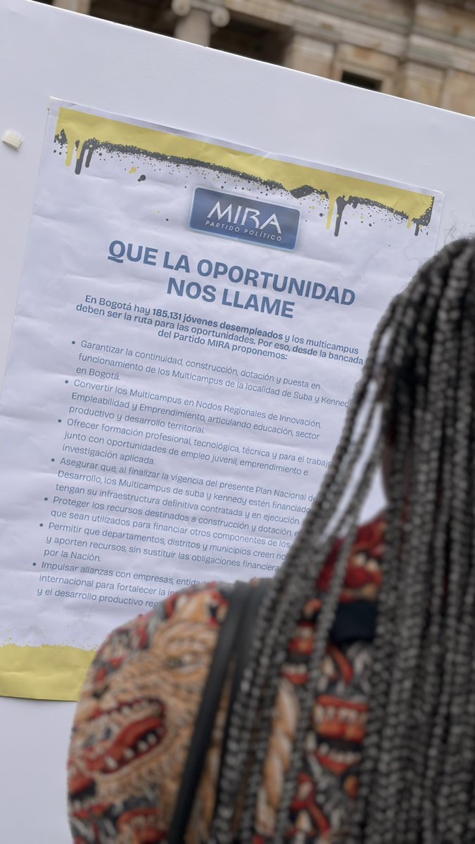 SamirBedoya's tweet photo. En la Plaza de Bolívar junto a jóvenes que no están pidiendo favores: están exigiendo oportunidades.

Educación, empleo y emprendimiento deben estar a su alcance. #QueNosLlamen https://t.co/gHSHJsSTEW