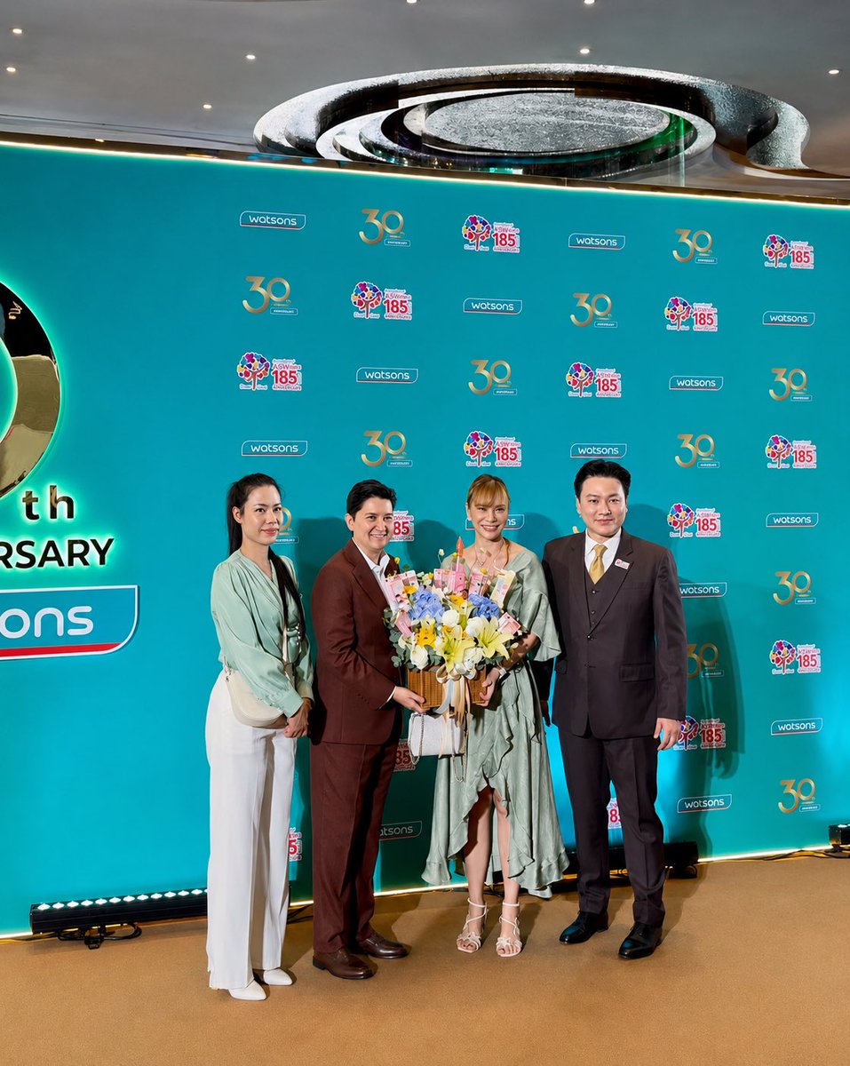 MISTINEOFFICIAL's tweet photo. MISTINE ร่วมแสดงความยินดีกับ Watsons Thailand 🎉✨
ขอร่วมเฉลิมฉลองอีกหนึ่งก้าวสำคัญ และขอส่งความยินดีในโอกาสพิเศษนี้
พร้อมขออวยพรให้ Watsons เติบโตและสร้างช่วงเวลาดี ๆ ร่วมกับทุกคนต่อไปอีกยาวนาน 💚✨
.
📍 Suralai Hall ชั้น 7 ICONSIAM

#MISTINE #WatsonsThailand #Watsons30thAnniversary #30thanniversarywatsonsth #ICONSIAM