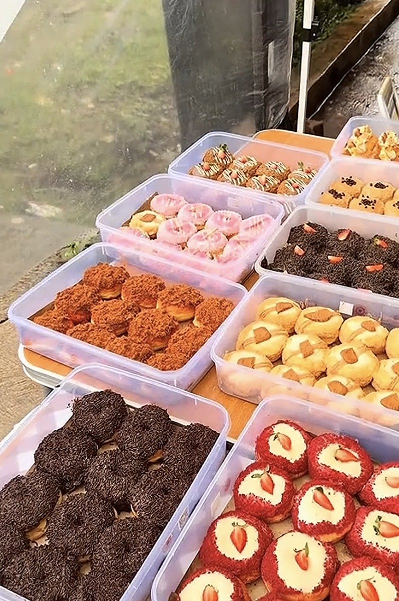 fssbhh's tweet photo. sumpah hariini aku happy menemukan jajan enak harganya sangat masukkkk akal pertam donat volcom 5-6ribuan kedua cookies momotaro enak bgtttt gilaaa harganya 2k https://t.co/nnkWvmRhiB