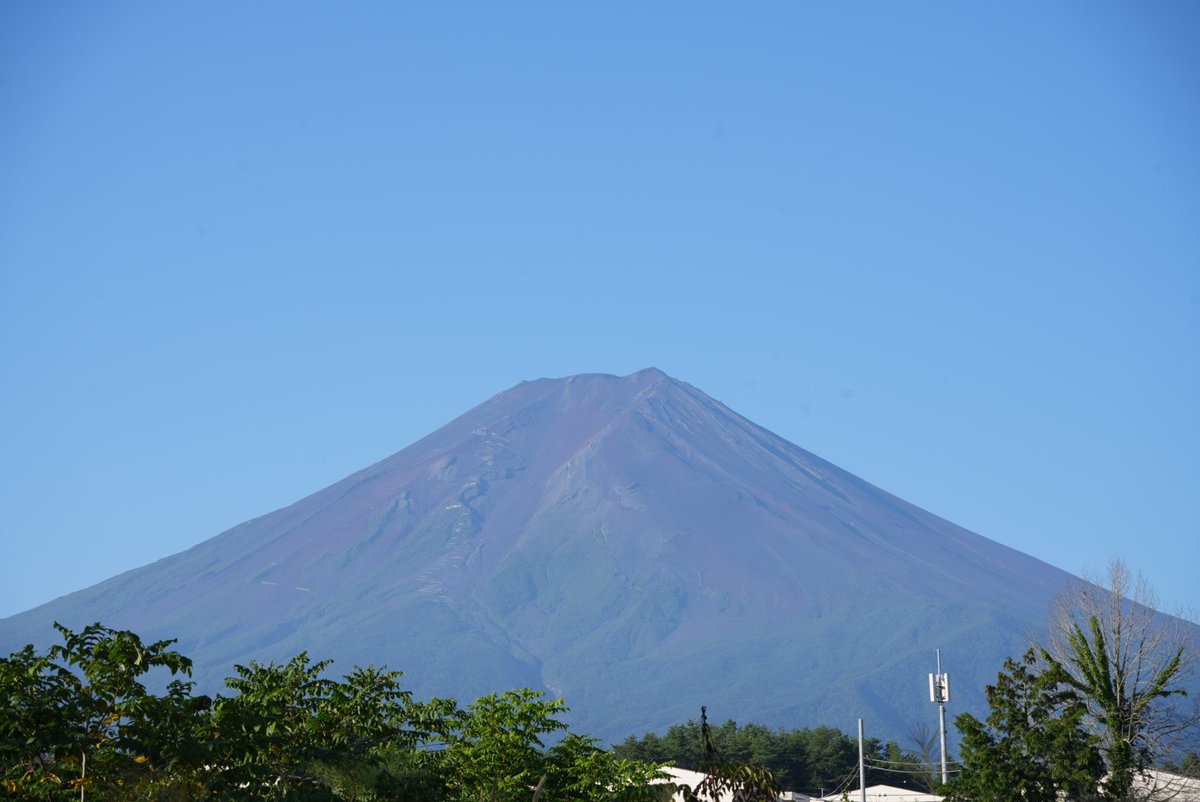 baiku_daisukida's tweet photo. 現代では、富士登山は５合目までバスで行ってそこから登るのがあたりまえ
でも、昔の人たちがした、ふもとの神社でお参りをしてから歩きだす、そんないにしえの登山をしてみたいという思い、ついに実現しました✨️
神社から登山道の始まりまでかなり距離があって大変でしたが、一つ夢がかないました😆 https://t.co/yzAgs6woTc