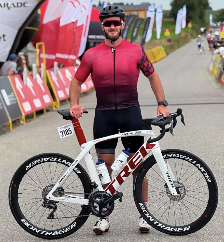 paszaBiceps's tweet photo. Jutro ten pedalarz od 10:30 ma irl stream u mnie na kanale. Godzina 12:30 mam wyścig 1vs1 na 800 metrów. Przegrany oddaje rower 😁💪
Jak jutro jesteś w okolicach Agrykoli to zapraszam na podjazd i kibicowania 😉 https://t.co/19vGAYcM7y