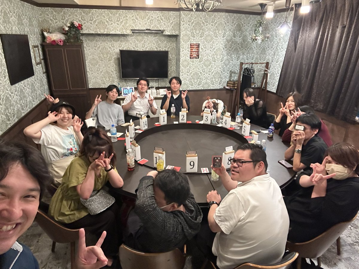 omoshiro_hima_n's tweet photo. 【お気楽人狼会(対面)】in スリアロβスタジオ
13or14人村×3戦
人狼陣営2勝🐺🐺
村人陣営1勝👍
お題人狼×2戦&神人狼

平日の夜、仕事終わりに8月3度目の対面人狼会を開催🚃
今回もたくさんの方にお集まりいただき、全6戦全て楽しいゲームになりました✨

GM協力
Ryu君、ありがとうございました😊

<お気楽人狼会のテーマ>
🙅‍♂️「分かってたって言わない」
✨「たくさん間違えようぜ‼️」
👏「いいプレーは褒め合う」

ウソをつくゲームで、ホントの友達が出来る

こうした交流の場をこれからもどんどん増やしていきたいと思っています‼️

<9月スケジュール>
🏢対面人狼会
①9/17(木) アキバ人狼館（秋葉原or岩本町）
②9/29(火) スリアロβスタジオ（大塚）

参加・観戦に興味のある方は、枠を押さえますので、
👍いいね
💬リプ
📩DM
のいずれかでお気軽にご連絡ください✋

引き続き、対面人狼会も定期開催していきます！
是非一緒に人狼探しましょう🐺✨

N