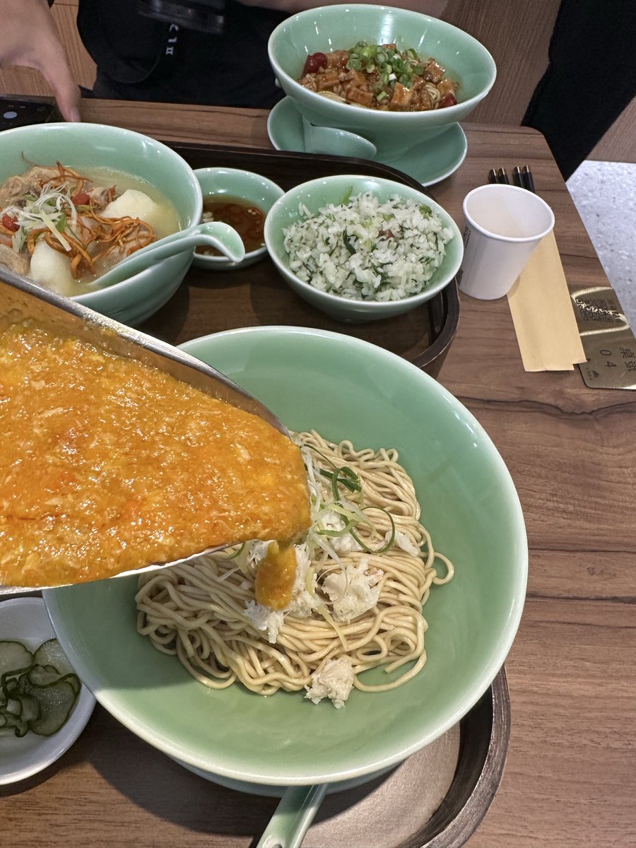 Flowergoodmc's tweet photo. 大力推薦青嬌這個蟹黃麵
超級好吃… https://t.co/FrYpTNK48L