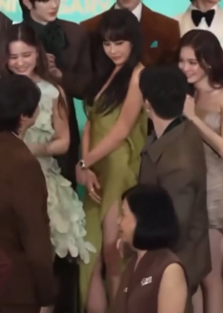 MEWJAExZEEPRUK's tweet photo. ตอนเจอแฟนเพื่อน                 ตอนเจอเพื่อน https://t.co/47SEWNC15i