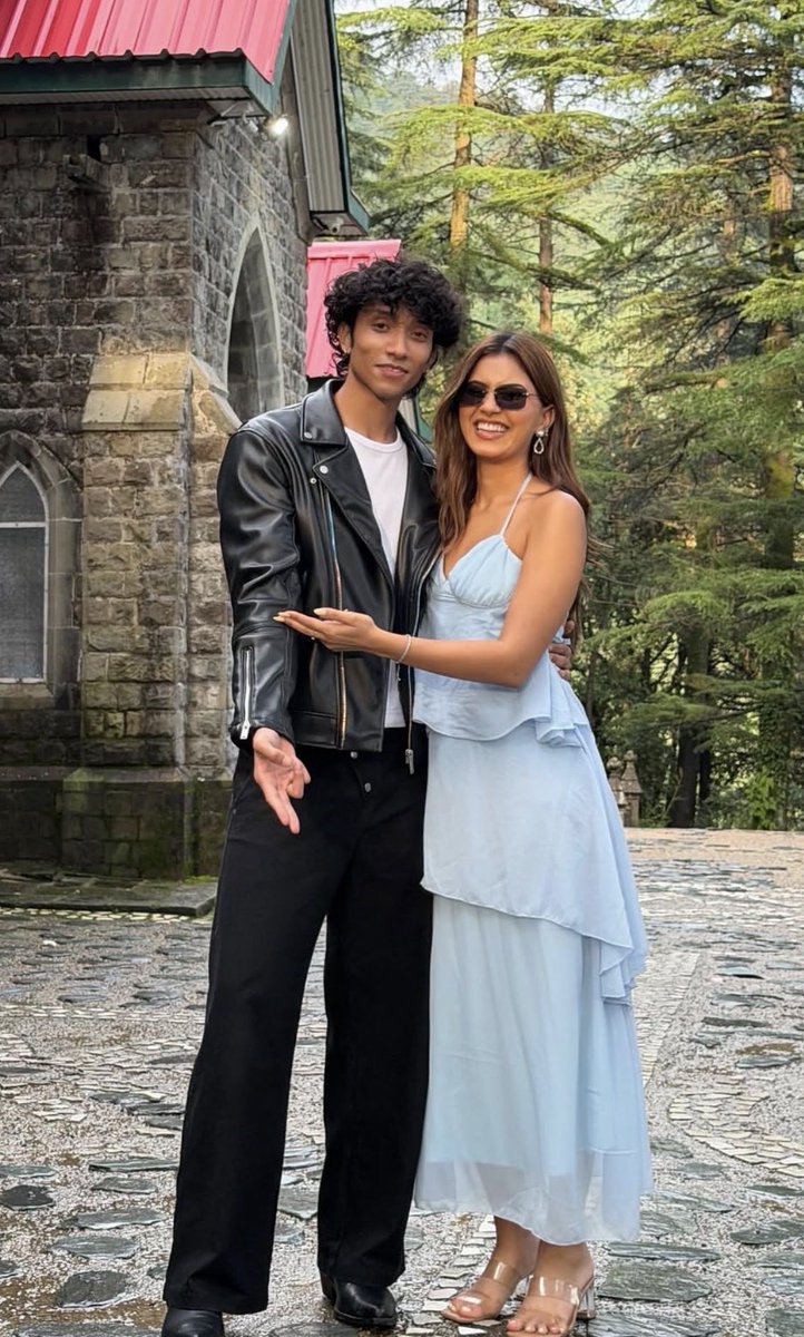 bhataktasitara's tweet photo. #yoganksha recreating their pose in the cutest way possible <3
#akankshachoudhary #yogeshrawat #splitsvilla16 #couplegoals #lockup #netflix #reels #couple #shipping https://t.co/ac4uNwa3g2
