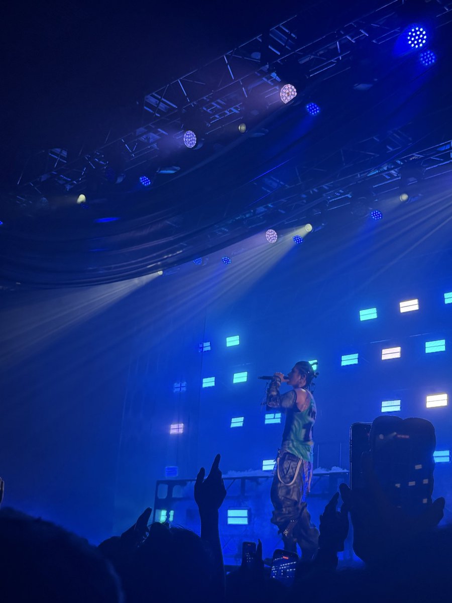 na___07nya's tweet photo. 東京ドームの時もzeppの時みたいにとーじネイルしよかな🎶💙 https://t.co/BMyGc3DRjS