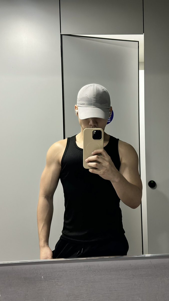 thedanielee's tweet photo. with shirt on version, without we post later 🫶🏻 https://t.co/5NCST5urOD