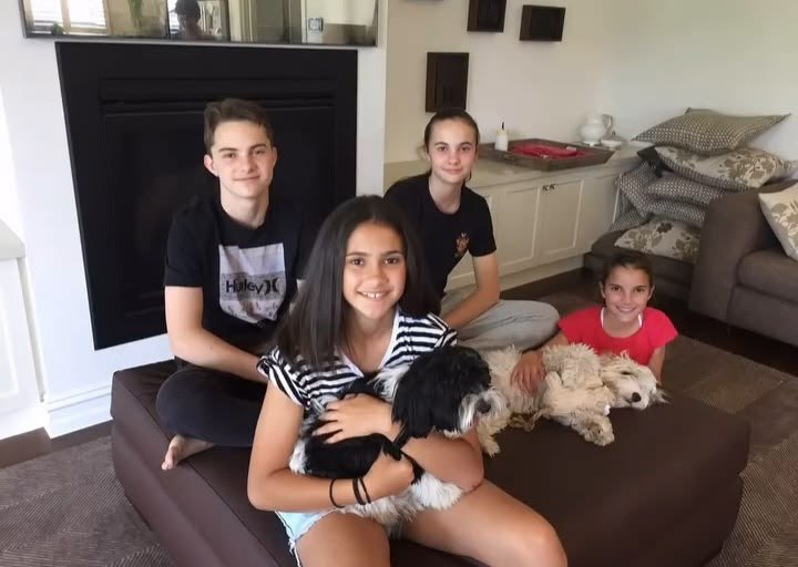 InfoOP81's tweet photo. Oscar Piastri foi o irmão mais velho, protetor e carinhoso de três meninas e agora é ele quem recebe o apoio e o amor delas nos momentos mais importantes e difíceis da vida dele! 🥹❤️ https://t.co/90V7XE9bEt