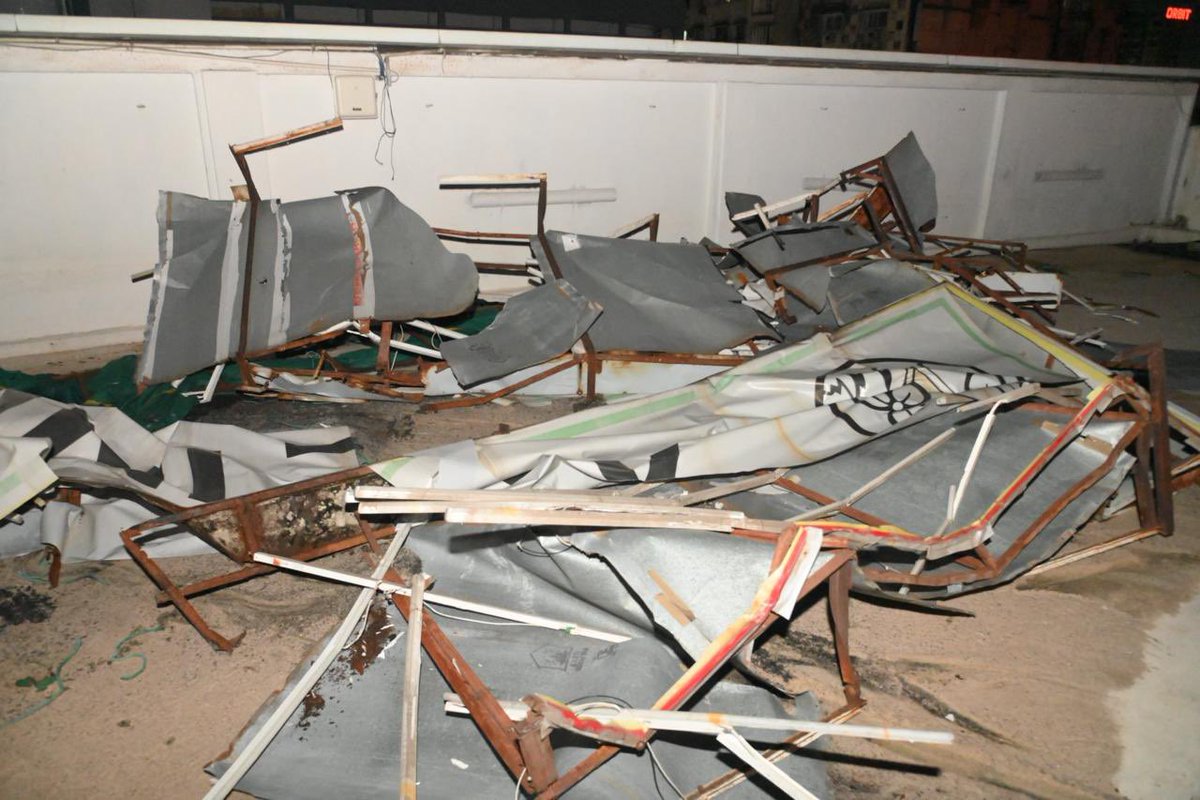 MahuaMoitra's tweet photo. What is going on? @KolkataPolice criminally trespass into our party office to remove signboard, create total carnage, manhandle MPs. Vinash kaale viparit buddhi- BJP your end is near. https://t.co/jeH4W25Jjp
