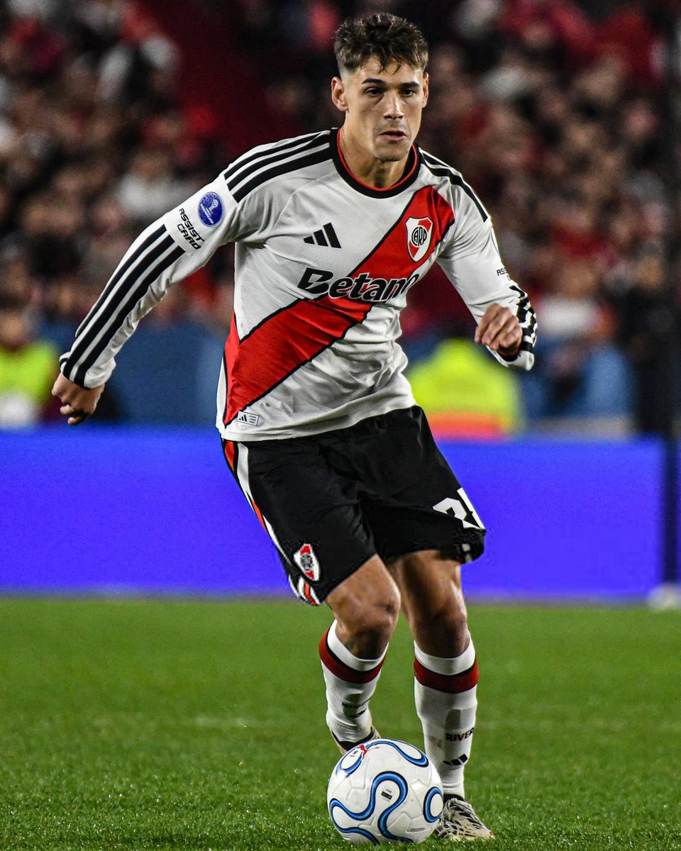 AtaqueFutbolero's tweet photo. ⚠️🇦🇷🇶🇦 River analiza aceptar un PRÉSTAMO CON OPCIÓN DE COMPRA de USD 5M desde Qatar por Martinez Quarta. 

La oferta llegó hace 2 SEMANAS, pero la eliminación por Copa Sudamericana habría IMPULSADO LA DECISIÓN. ‼️

[@GerGarciaGrova - @juanbalbi9] https://t.co/tZlcxKRrL7