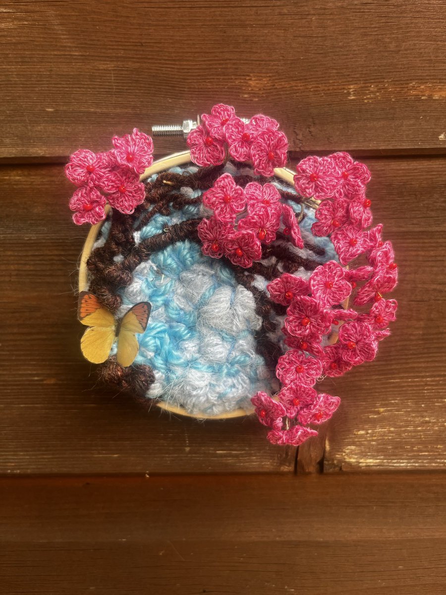 tjaneball's tweet photo. I finished a tiny one today #hoopart #textileart #treeart https://t.co/EkQTzdf16E