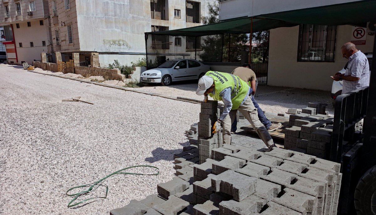 viransehir_bld's tweet photo. YENİŞEHİR MAHALLESİ’NE İKİ YENİ YOL KAZANDIRIYORUZ

Yolun olmadığı sokaklarda ulaşımı mümkün hale getiriyor, Yenişehir Mahallesi’nin ulaşım ağını yeni yollarla genişletiyoruz.
Fen İşleri Müdürlüğümüz ekiplerince, Yenişehir Mahallesi’nin yerleşim alanlarının son bölümünde bulunan ve daha önce yol bulunmayan iki yeni sokakta kilitli parke taşı döşeme çalışması başlatıldı. Baştan sona yeni bir yol olarak inşa edilen sokakları, çalışmaların tamamlanmasının ardından mahalle sakinlerimizin hizmetine sunacağız.

Viranşehir’in her bölgesinde, ihtiyaç duyulan her noktaya ulaşım konforunu artıran yol hizmetlerini kazandırmaya devam edeceğiz.