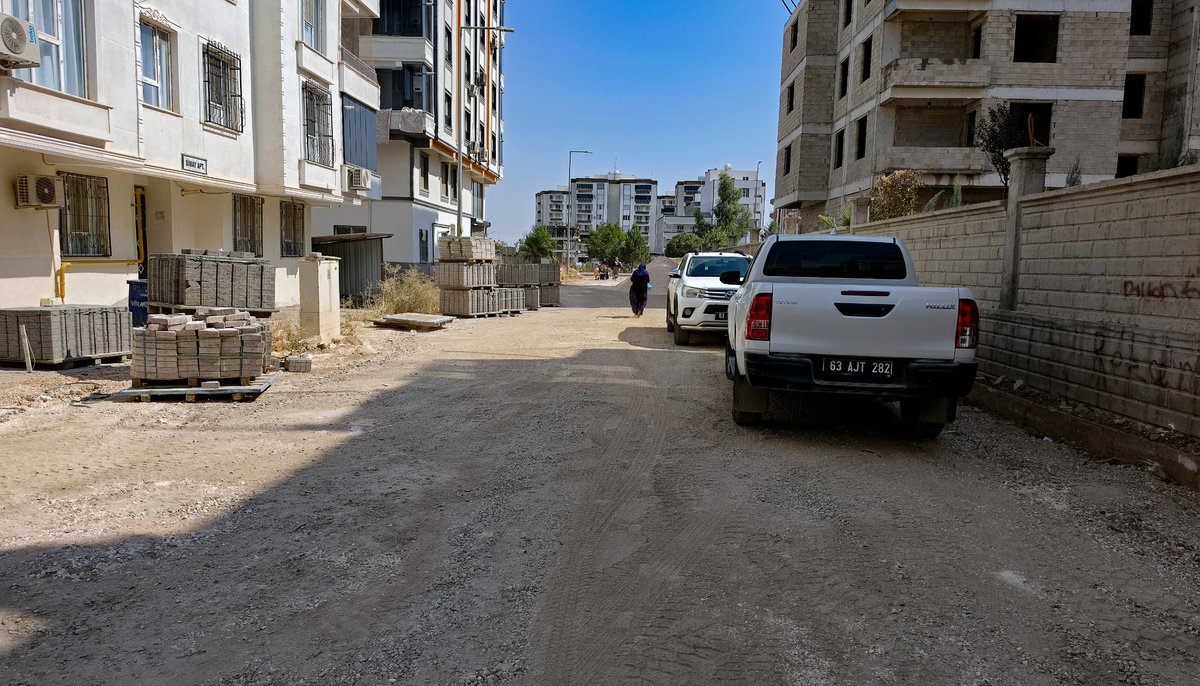 viransehir_bld's tweet photo. YENİŞEHİR MAHALLESİ’NE İKİ YENİ YOL KAZANDIRIYORUZ

Yolun olmadığı sokaklarda ulaşımı mümkün hale getiriyor, Yenişehir Mahallesi’nin ulaşım ağını yeni yollarla genişletiyoruz.
Fen İşleri Müdürlüğümüz ekiplerince, Yenişehir Mahallesi’nin yerleşim alanlarının son bölümünde bulunan ve daha önce yol bulunmayan iki yeni sokakta kilitli parke taşı döşeme çalışması başlatıldı. Baştan sona yeni bir yol olarak inşa edilen sokakları, çalışmaların tamamlanmasının ardından mahalle sakinlerimizin hizmetine sunacağız.

Viranşehir’in her bölgesinde, ihtiyaç duyulan her noktaya ulaşım konforunu artıran yol hizmetlerini kazandırmaya devam edeceğiz.