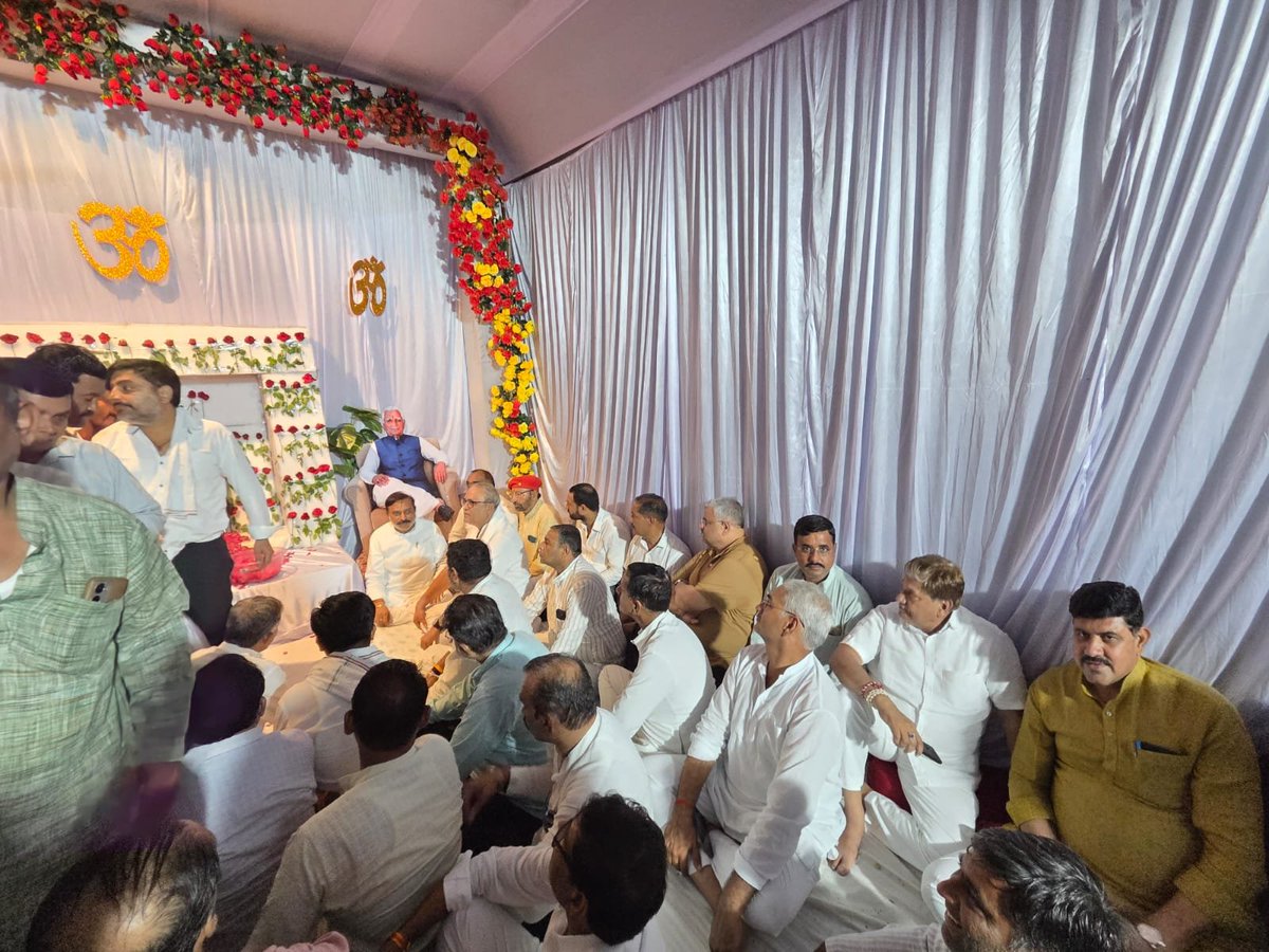 MPArunYadav's tweet photo. डॉ. रामकिशोर दोगने जी विधायक हरदा के पूज्य पिताजी के निधन पर आज गुरुवार को उनके निवास पर दिवंगत आत्मा को श्रद्धांजलि अर्पित कर शोक संतप्त प्रियजनों से अपनी संवेदनाएँ व्यक्त की । https://t.co/fKeWniZGSg