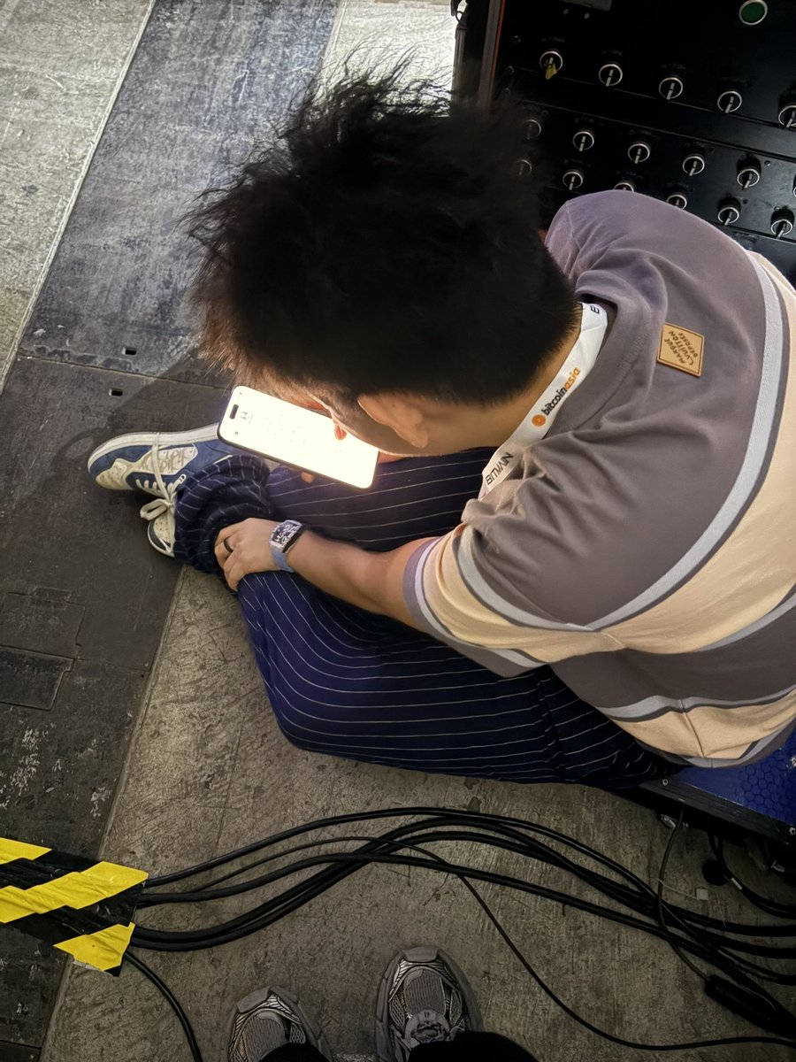 ghj42598806's tweet photo. 素材来之不易，和@EnHeng456 在后台腿都站麻了 https://t.co/ONED3Kq4Zd