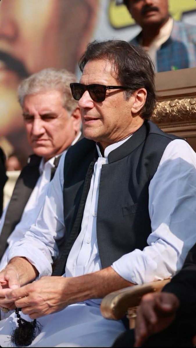 Monashezadi's tweet photo. عمران خان پاکستان کے سابق وزیراعظم ہیں، لیکن سب سے بڑھ کر ایک انسان ہیں۔ ان کے علاج، صحت اور زندگی کے تحفظ میں کسی قسم کی تاخیر یا غفلت نہیں ہونی چاہیے۔ #StopRiskingImranKhansLife https://t.co/HxOmlPKH8L