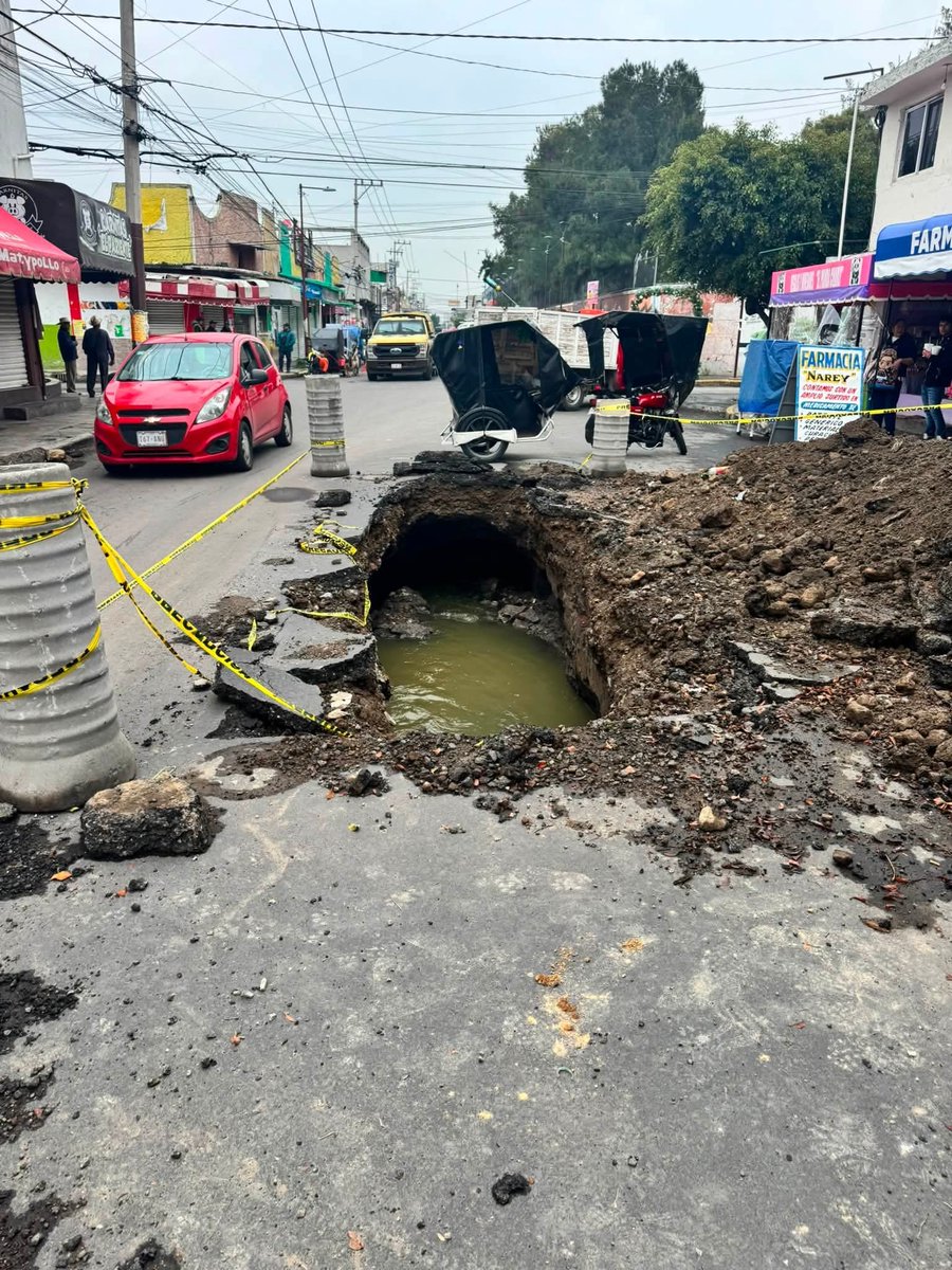 JLTIGRESOSA's tweet photo. ¡S.O.S. NEZA! 
En Av. 6 y Calle 33 (Col. Ampliación Las Águilas) llevamos 15 días con este peligroso socavón lleno de agua.
​Está a una calle de la Sec. 14 Mexicayotl y la Primaria Ángel Albino Corzo. ¡Peligro real para los niños! 
@telediario @c4jimenez @Carloszup @liliana_sosa https://t.co/63d8rfQuoX