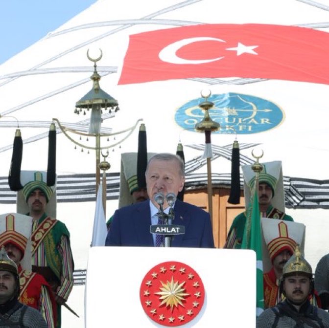 sagcigazete's tweet photo. Cumhurbaşkanı Erdoğan:

“Gerektiğinde atın kuyruğunu bağlarız.”

Türk savaş kültüründe “atın kuyruğunu bağlamak”; geri dönüşü düşünmemeyi, ölümü göze almayı ve sonuna kadar kararlılıkla mücadele etmeyi simgeliyor. https://t.co/gECLTZdxmR
