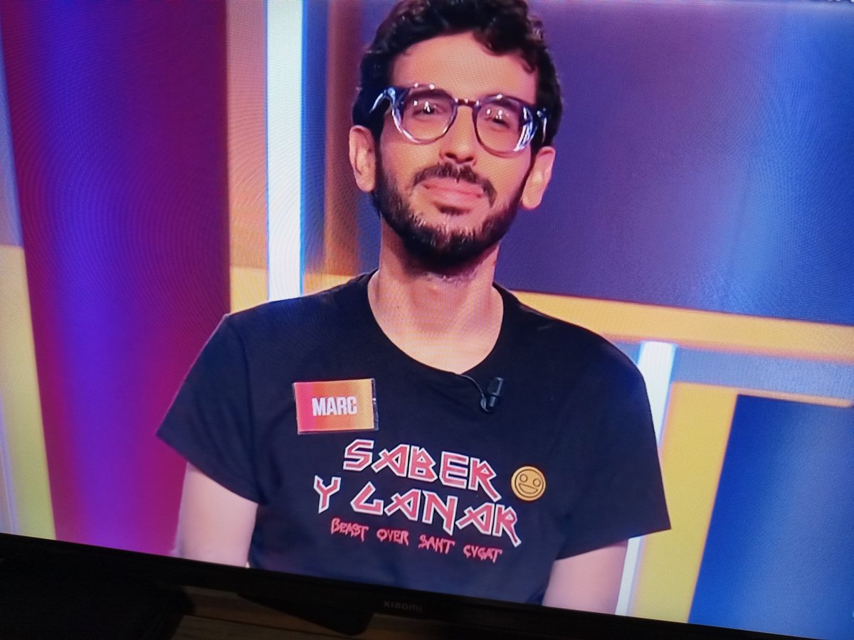 KeptwitLarsan's tweet photo. —Pone "Saber y lanar"... 
—No, lo pone bien: "Saber y ganar"...
—Que no, que pone lo que te digo. No lo sabes, pero el concursante es esquilador de ovejas y... https://t.co/hmkHSmZC3r