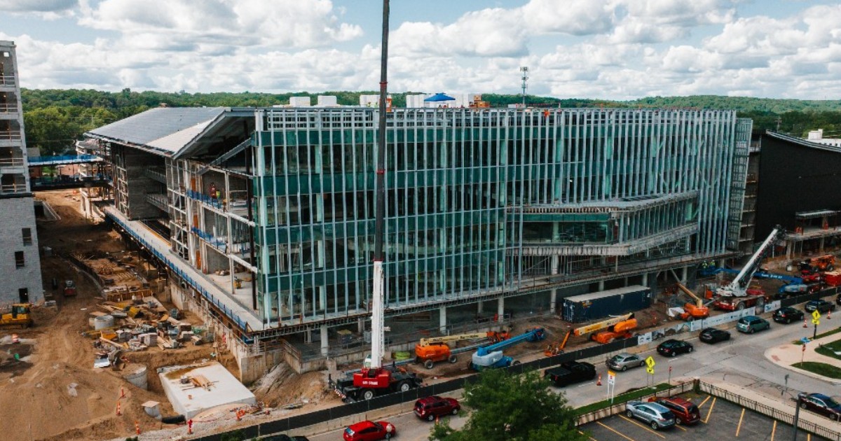 kzooeventcenter's tweet photo. We're getting closed in! 🏗️

Nearly 500 glass sections, 1,000 exterior wall panels and 430+ roof panels are now in place.

Fall 2027 is getting closer...

Read more: https://t.co/M6L7T1s7HY

@wmubroncos @kalamazoowings
@wmuhockey @westernmichu @wmu_wbb @wmumbb https://t.co/SG90uUsGIu