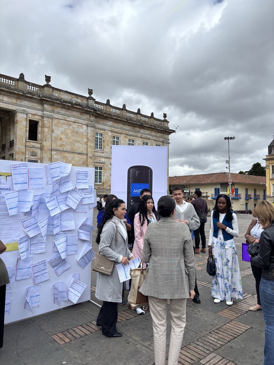 Fapuentess's tweet photo. Hoy estoy en la Plaza de Bolívar con los jóvenes, escuchándolos y hablando de algo que no puede esperar: oportunidades reales para estudiar, trabajar y emprender en #Bogotá.

Desde MIRA estamos dando un paso concreto: que los #Multicampus también sean una puerta hacia el empleo.

#QueNosLlamen