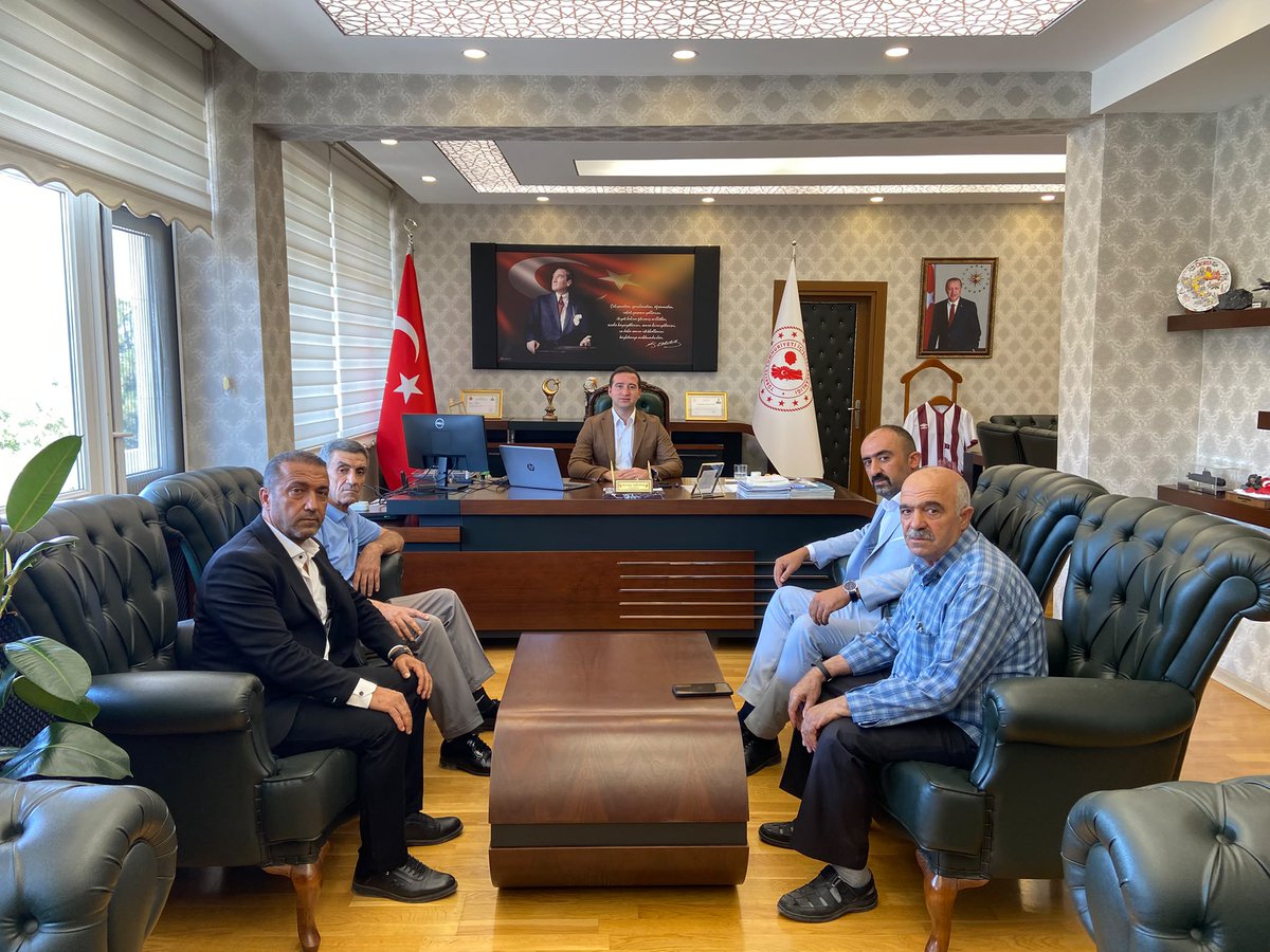 AlacakayaResmi's tweet photo. Alacakaya MHP İlçe Başkanı İrfan ÖZER, Alacakaya MHP Eski İlçe Başkanı Fikri DEMİR, MHP Üyesi Ekrem ÖZER ve Maden MHP İlçe Başkanı Erkan TÜRKELİ, İlçe Kaymakamımız Sayın Batuhan SARIOĞLU’na nezaket ziyaretinde bulundu. https://t.co/HFP0tkjbom