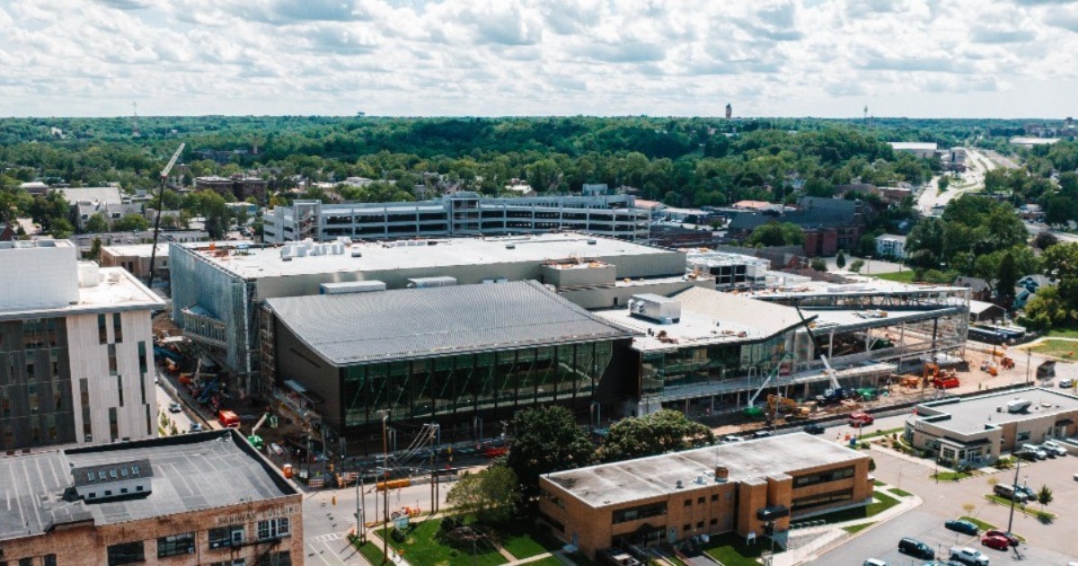 kzooeventcenter's tweet photo. We're getting closed in! 🏗️

Nearly 500 glass sections, 1,000 exterior wall panels and 430+ roof panels are now in place.

Fall 2027 is getting closer...

Read more: https://t.co/M6L7T1s7HY

@wmubroncos @kalamazoowings
@wmuhockey @westernmichu @wmu_wbb @wmumbb https://t.co/SG90uUsGIu