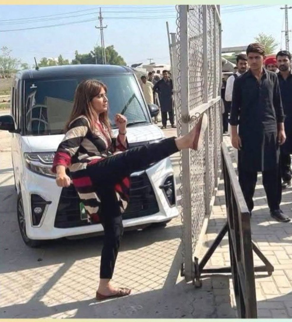TabassamKhan100's tweet photo. کسی بھی کام میں تجربہ ہوتو سر چڑھ کے بولتا ہے جیسے اسے ٹانگ اُٹھانے کا تجربہ ہے😂 https://t.co/FSRaZX67YC