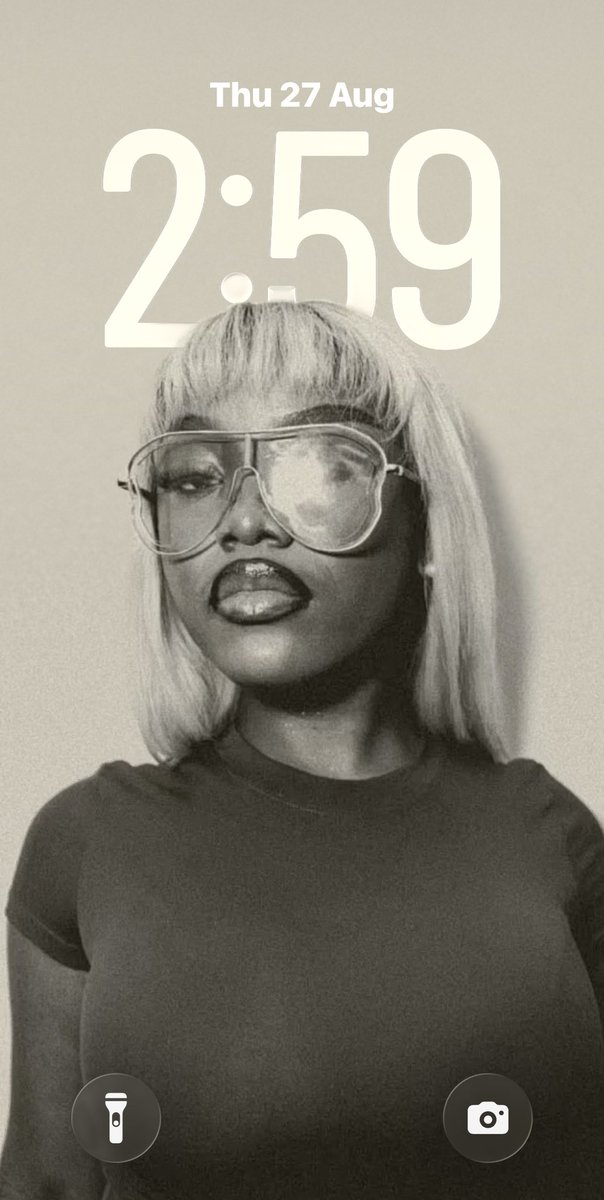 appiah_renee's tweet photo. No one is beating my Wallpaper 🥺Love Gyakie so much wish she knew 🙈 https://t.co/xz9d3MnRxQ