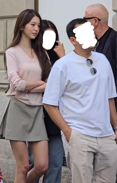 _wonyoungswife's tweet photo. wonyoung looking like a rich business woman walking the streets of milan and pissing knetz off for the 100th time this year for crossing her arms hsjhsjhsjs i love her https://t.co/72itKqvJdn
