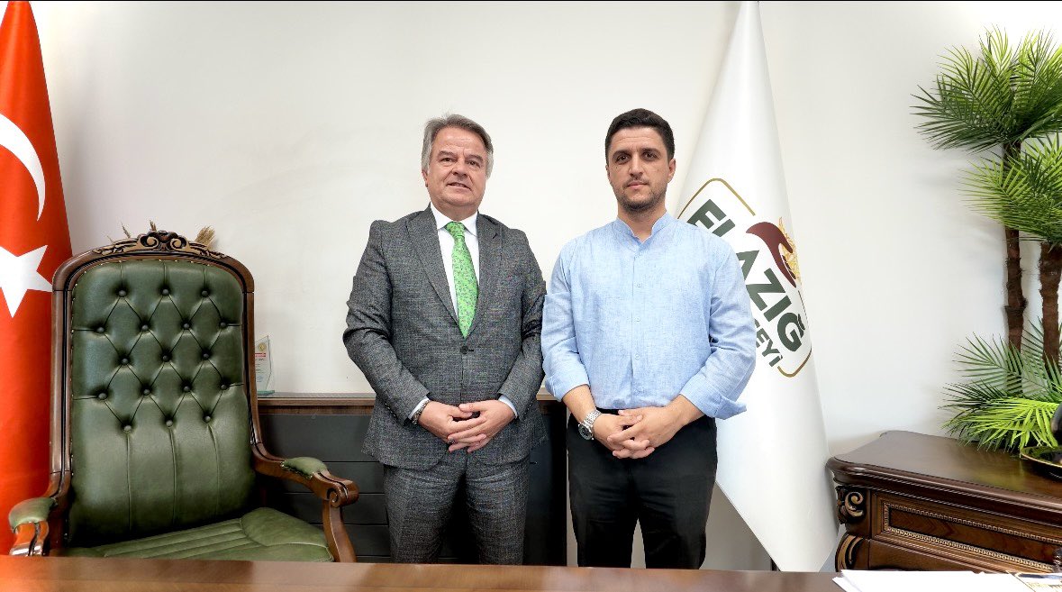ahmetkurum2344's tweet photo. 📍Elazığ

Elazığ Basın ve Medya Cemiyeti ile Kent Konseyi Başkanı Sayın M. Nafiz Koca’yı makamında ziyaret ederek şehrimizin gündemi, basın dünyası ve sivil toplum çalışmaları üzerine kıymetli istişarelerde bulunduk.

Nazik ev sahipliği ve samimi sohbeti için Sayın Başkan’a teşekkür ediyor, çalışmalarında başarılar diliyorum.