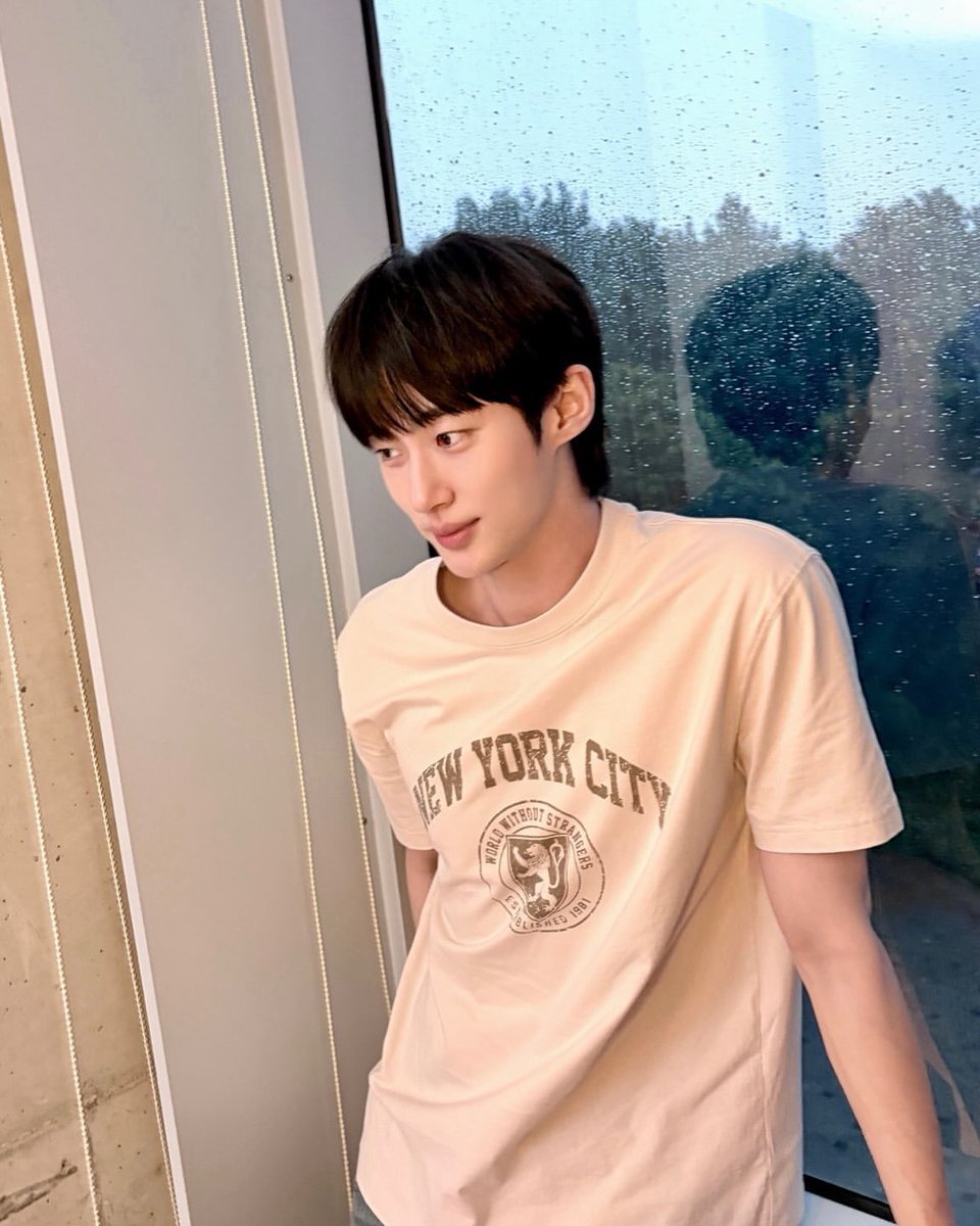 woowriter's tweet photo. 260827 변우석 인스타그램📸

웃석이 야식 마니 먹어🍗💛☺️

#변우석 #byeonwooseok https://t.co/fB7j5psktH