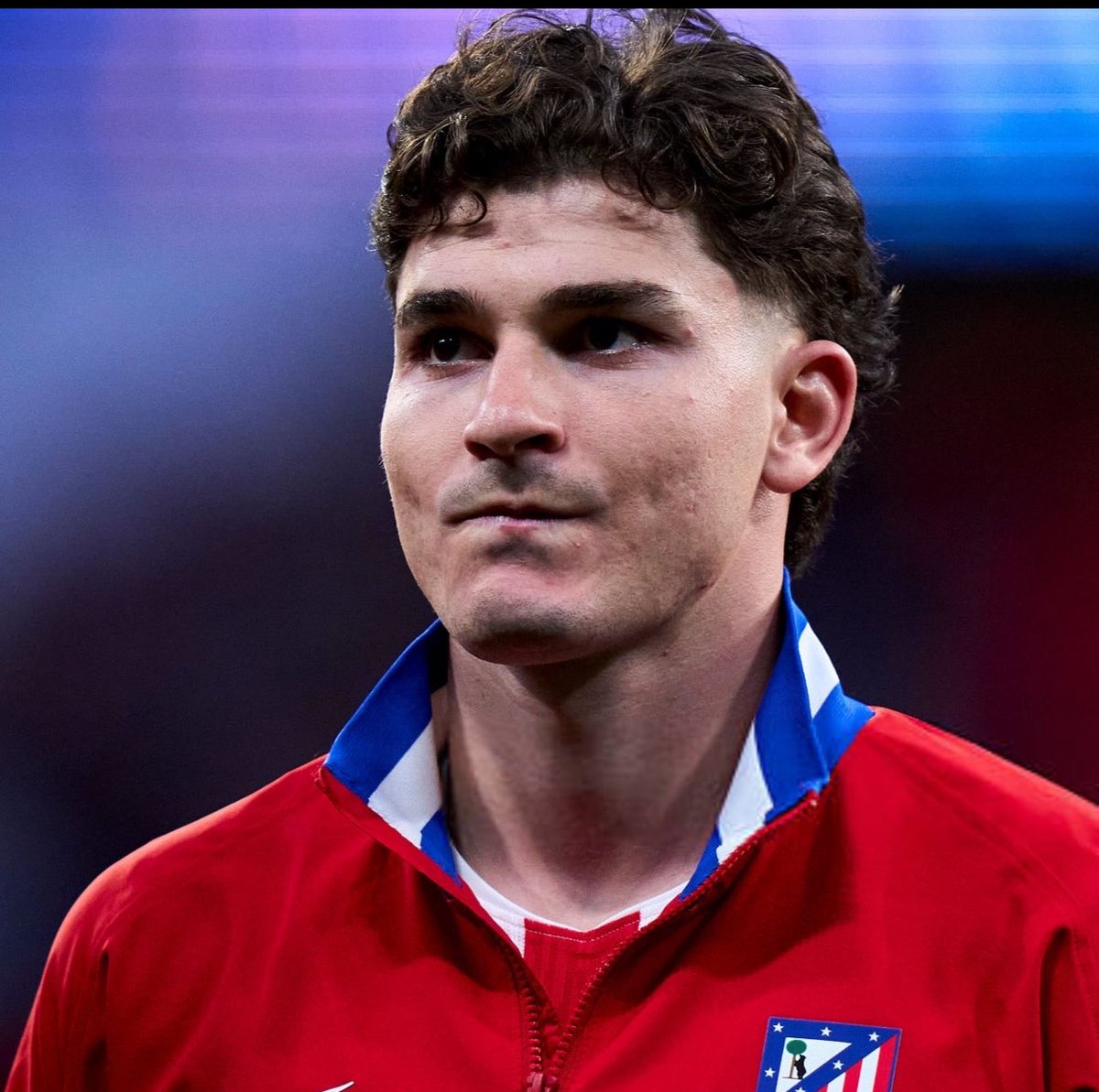 Juanjesuscsap's tweet photo. ☎️Gil Marín está negociando activamente con el Arsenal a espaldas de Julián. Los contactos entre él y los representantes del club inglés ya están en marcha, y un acuerdo entre los dos clubes está por muy buen camino.

Por su parte, Julián mantiene firmemente que su sueño absoluto es el Barça y nada más. Pero Gil Marín sigue presionándole, diciéndole que si se queda se va a pudrir y destruirá su carrera, dejándole claro que le importa absolutamente nada su sueño azulgrana ni el hecho de que su familia no pueda acompañarle a Inglaterra por los problemas de visado. 💣