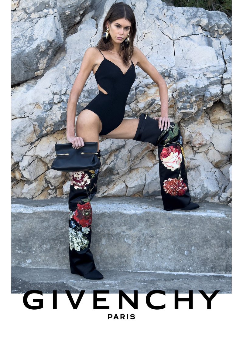 MediumSizeMeech's tweet photo. Kaia Gerber giving absolutely nothing in these photos, diva stop embarrassing me!!! I was rooting for you!! https://t.co/qwjlzGwTRV