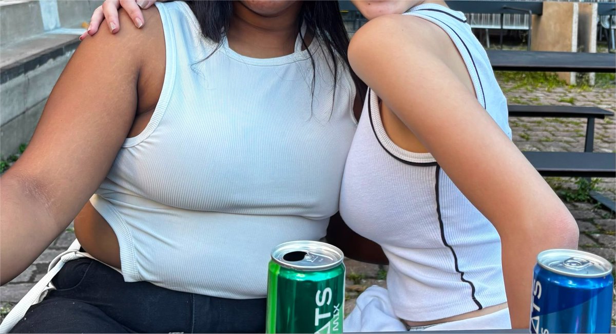 debobrinhatwt's tweet photo. Eu amo minha melhor amiga, então eu odeio ter inveja do quão bonita é magra ela é… e eu tão feia e gorda. OLHA A JAQUETA DELA LARGINHA ESTILOSA E A MINHA FEIA APERTADA! E os bracinhos dela 😭😭😭 https://t.co/tPNP8Mn416