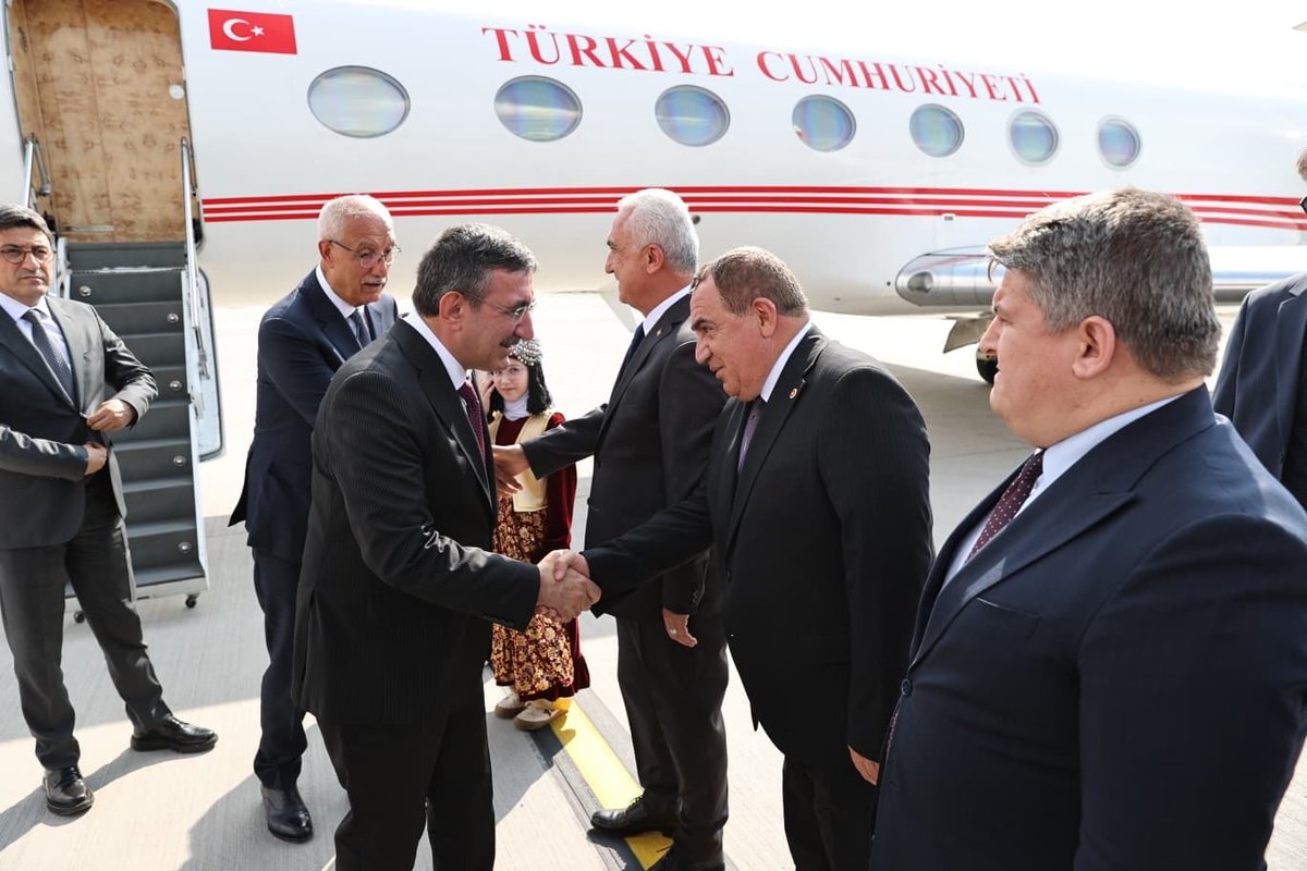 eminsimsekmus's tweet photo. İlimiz ve bölgemizde çeşitli programlara katılacak olan Cumhurbaşkanı Yardımcımız Sayın @_cevdetyilmaz ’ı ve kendilerine eşlik eden Bingöl Milletvekillerimiz Sayın @FeyziBerdibek1 ‘i ve Sayın @Korkutata_Zeki ‘ı Muş Sultan Alparslan Havalimanı’nda karşıladık.

Sayın Cumhurbaşkanı Yardımcımıza Muş’umuza hoş geldiniz diyor, gerçekleştirecekleri ziyaret ve programların şehrimiz ve bölgemiz için hayırlara vesile olmasını temenni ediyorum.