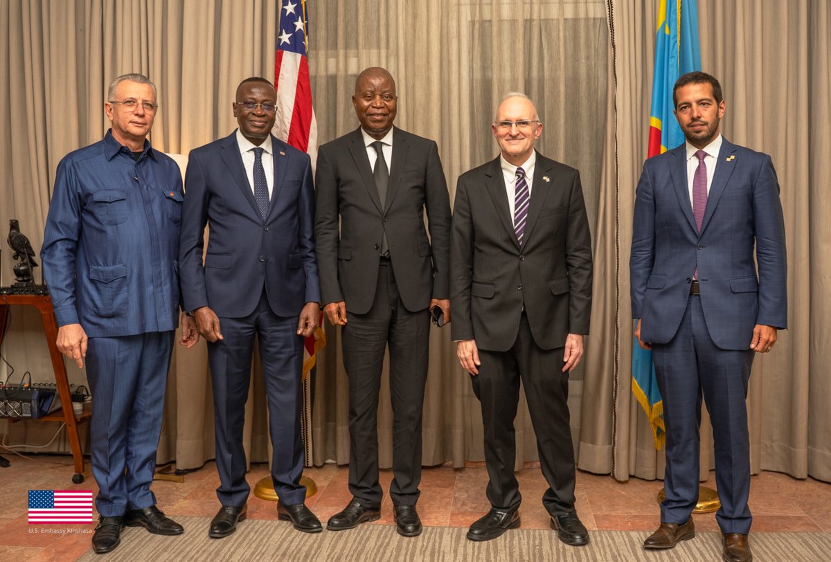USEmbKinshasa's tweet photo. 🇺🇸🤝🇨🇩 Une étape importante dans le partenariat stratégique entre les États-Unis et la RDC.
À la suite de la signature aujourd’hui par le Président Tshisekedi de la concession du Corridor de Lobito en RDC, le Chargé d’Affaires Ian McCary a organisé une réception pour marquer cette étape importante. 🚆
Soutenu par un financement de 1 milliard de dollars du gouvernement américain, Mota-Engil est désormais prêt à réhabiliter la ligne ferroviaire du Corridor de Lobito, qui reliera les exportations congolaises aux États-Unis et au reste du monde. 🌍 Plus qu’une infrastructure, un Corridor de Lobito revitalisé constitue un socle pour la création de bons emplois pour les Congolais, la stabilité et une croissance inclusive : une alimentation électrique fiable pour les secteurs minier et agro-industriel, l’accès aux marchés internationaux et une connectivité Internet à haut débit élargie pour les communautés situées le long du corridor. ⚡🌐 Un accès sécurisé aux minerais critiques le long de ce corridor renforce également la sécurité économique et nationale des États-Unis, en soutenant l’industrie américaine et en protégeant nos chaînes d’approvisionnement, tout en jouant un rôle important pour permettre au peuple congolais de réaliser pleinement le potentiel d’un pays doté d’extraordinaires richesses naturelles.