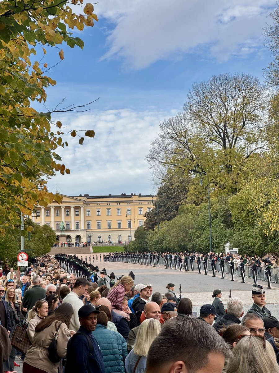 Theoesben1's tweet photo. When I moved to Norway in October of last year, I was fortunate enough to see the king on my 3rd day of living here. What a greeting! Thank you King Harald 🇳🇴 https://t.co/M0CLvAGWvI